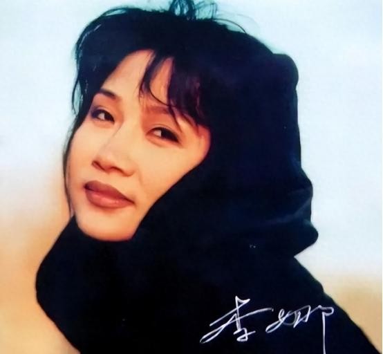 提起李娜，多数人会想到那个网坛传奇，但在九十年代，音乐界同样有位李娜用她的天籁之