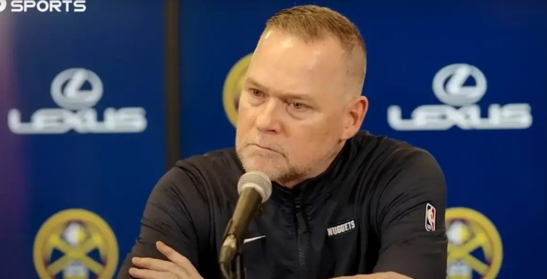 感觉掘金这位马龙教练最看不起詹姆斯！
莫名其妙感觉他对詹姆斯有股怨气。
经常说话