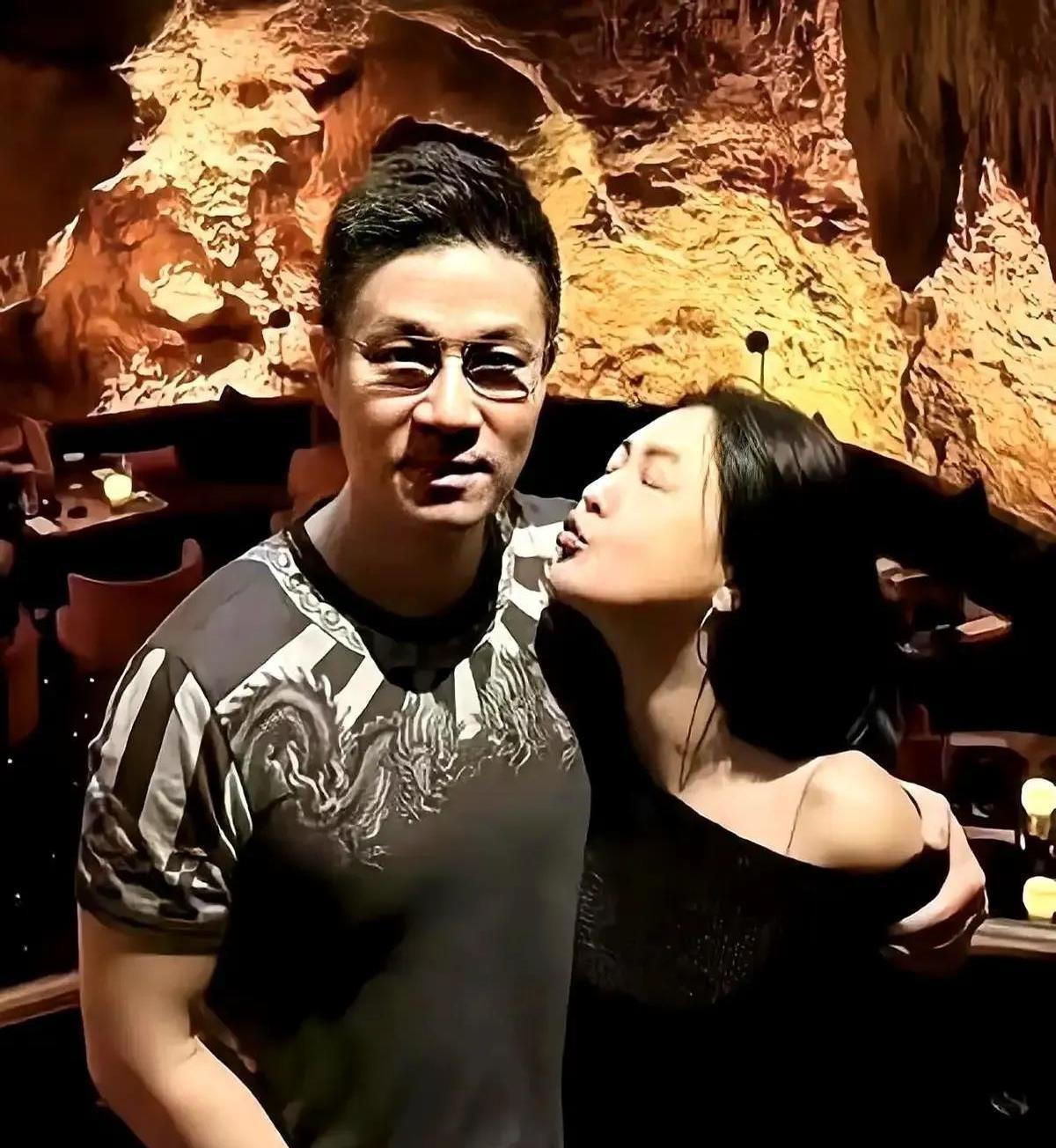 小S和许雅钧的婚姻真相，这次彻底藏不住了！
外人眼里的“综艺女王”年收入轻松破百