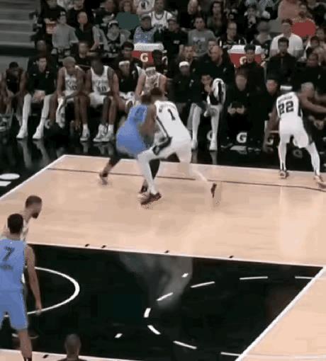 看看那这强硬的单打！人家小胖洛夫顿可不只是在CBA无敌啊，在NBA的时候，一样不
