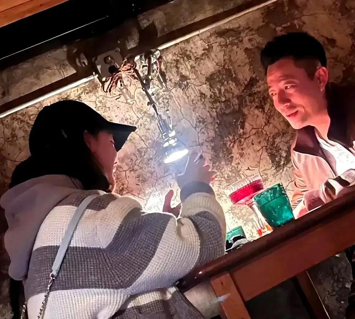 汪小菲又飞台北看两个孩子了。
照片里，小玥儿身穿灰色连帽卫衣，
外套同色系灰白宽