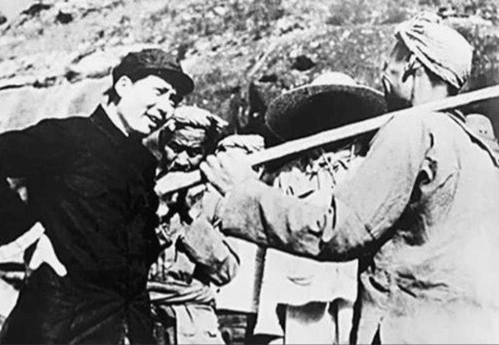 1956年10月6日，毛主席一行“私自”在外面吃了顿羊肉泡馍。付账时，大家全都看