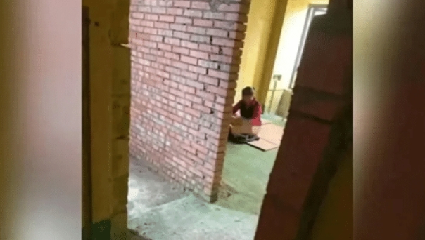 四川宜宾，两装修师傅在给男子装修新房过程中，趁着没人的空当，在屋子一番云雨。不料
