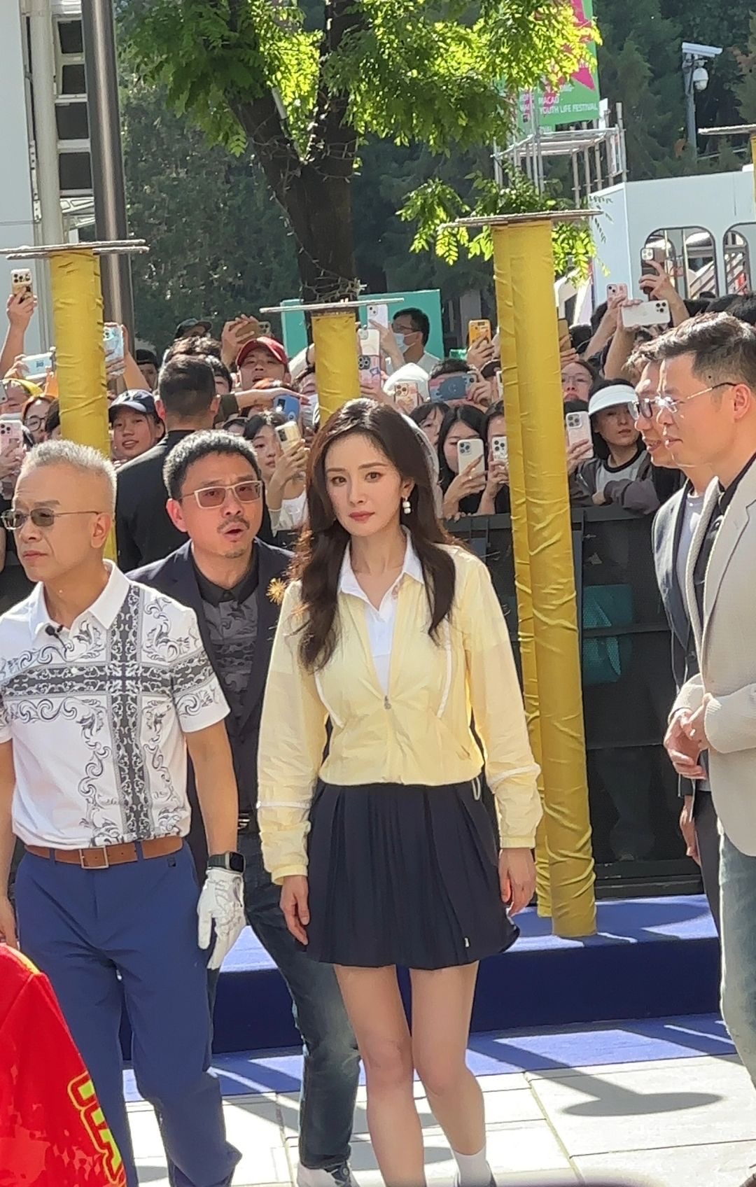 活动上见到杨幂了，本人美得很有视觉冲击力，太惊艳了！
时尚感满分，美炸了[比心]