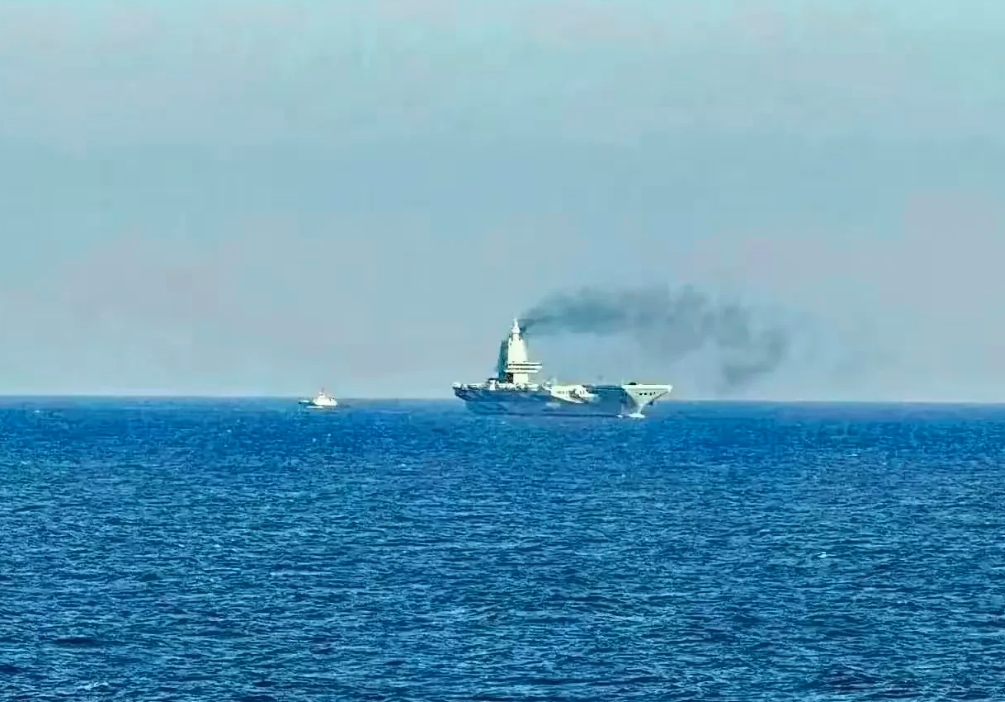 福建舰为啥冒出黑烟？

福建舰的烟囱，
冒出了黑烟。
那是常规动力系统，
——燃