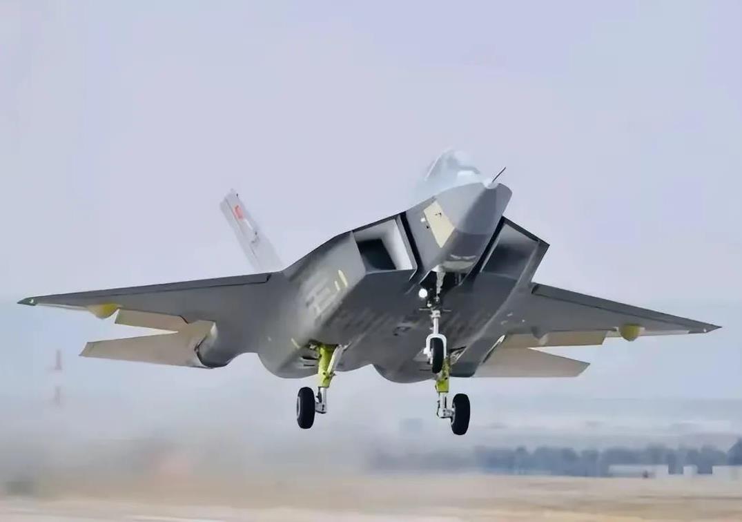 2024年2月，土耳其的“可汗”五代机首飞，外形像F-22，不像中国的歼-20。