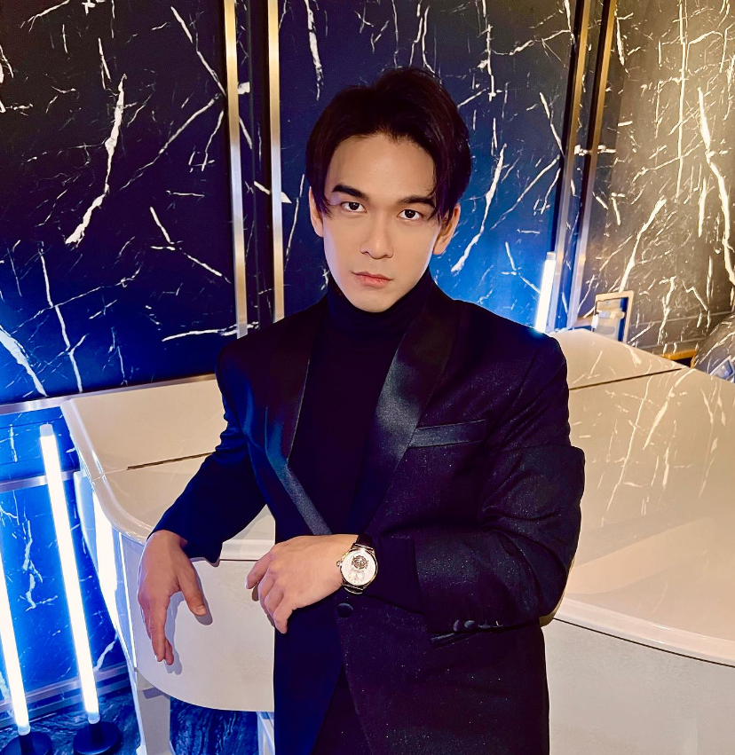 他是香港著名武打明星钱小豪的儿子，目前的职业也是一位演员，长得比爸爸年轻时候还要