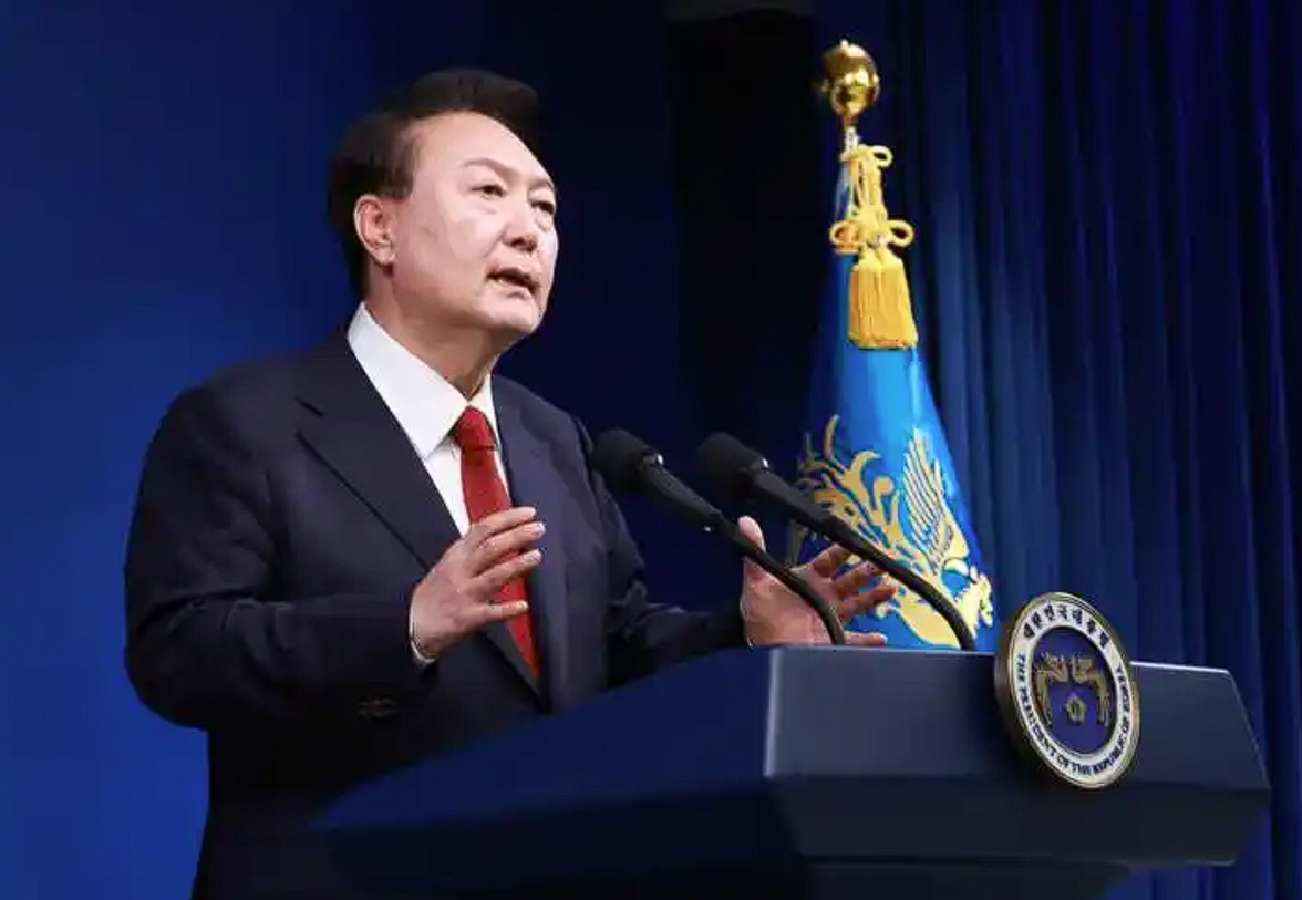 【韩国高喊“罢免总统”，尹锡悦或成阶下囚？】
韩国发生巨变，尹锡悦或将成为真正意