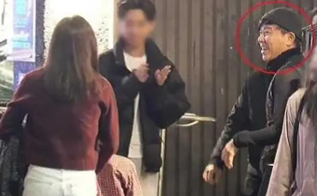 庾澄庆携全家为94岁老妈庆生，温馨满满！餐后，张嘉欣贴心陪伴婆婆与亲友候车，不仅