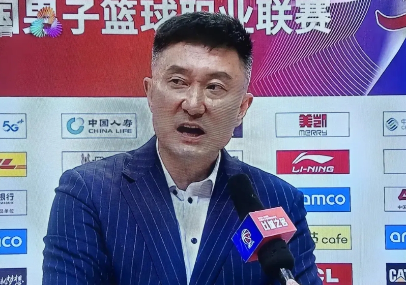 打不过，直接放弃，不安排战术，不指导球员，不上主力！也不站场边去呼叫了！
问杜峰