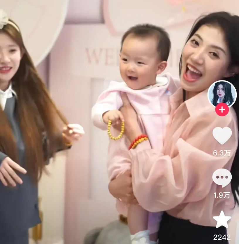 经过王思聪这一闹，黄一鸣现在连面都不敢露了！
黄一鸣现在网上都不敢吱声了！之前她