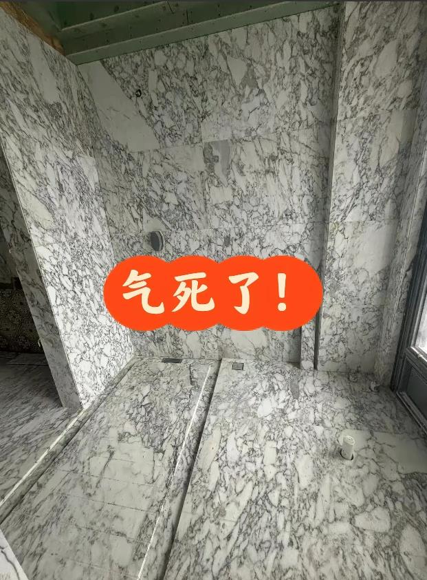 网友:
天呐！装修真不能交给老人做主，公公婆婆说这样的瓷砖耐脏…
大家帮看看好看