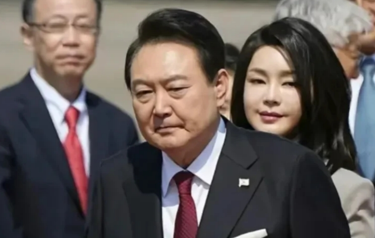 尹锡悦彻底没爱了！
就在昨天，1月31日，韩国首尔地方法院在解除了尹锡悦的探视禁