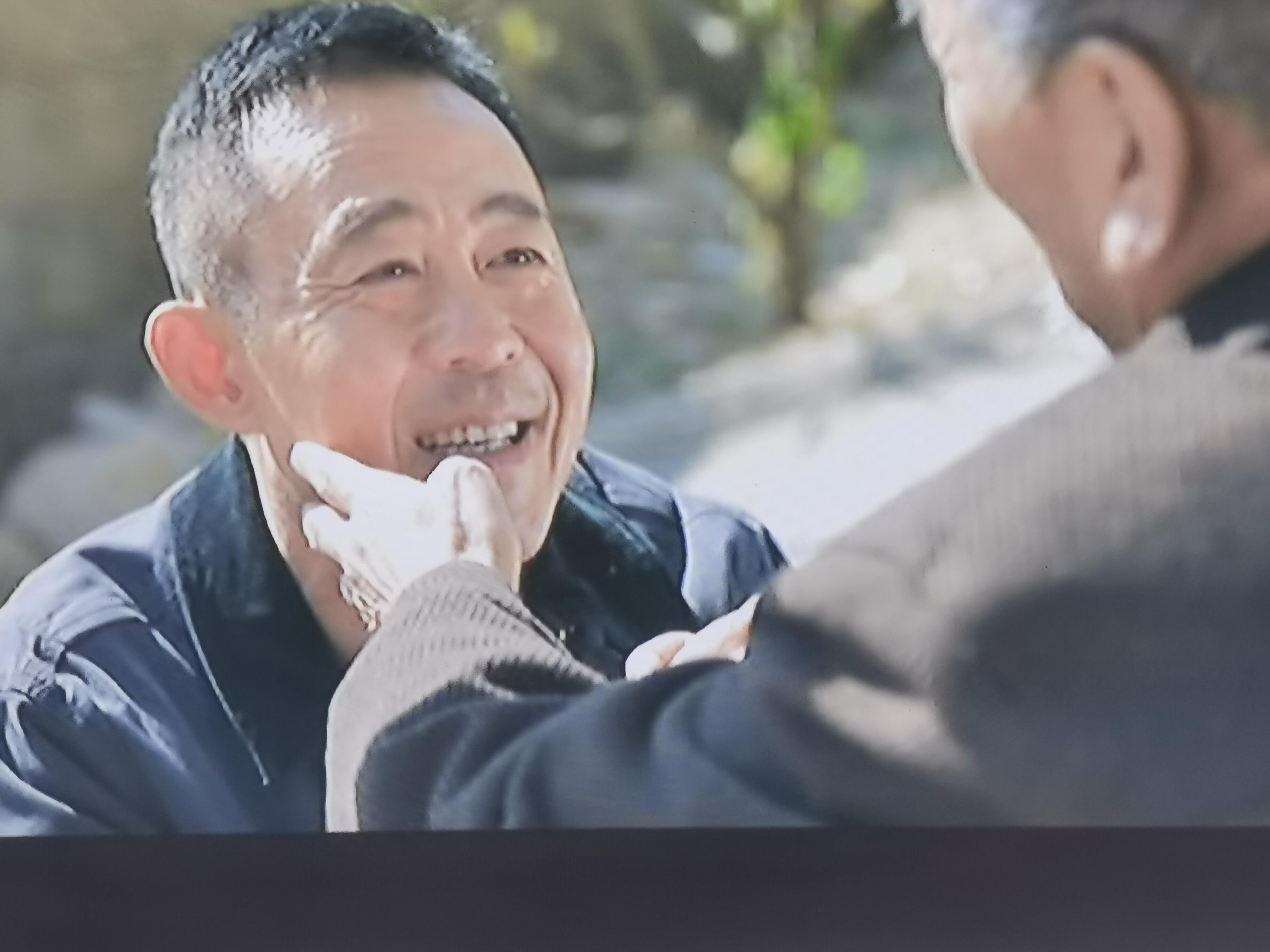 侯勇这一跪，跪红多少国人的脸？