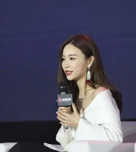 娱乐圈再度掀起轩然大波，王思聪的前任女友雪梨（真名朱宸慧）被曝出吸毒丑闻，

并