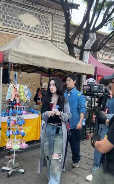 线下见过一次孟子义，直接让我黑转粉了……真的是非常有攻击性的漂亮！



我