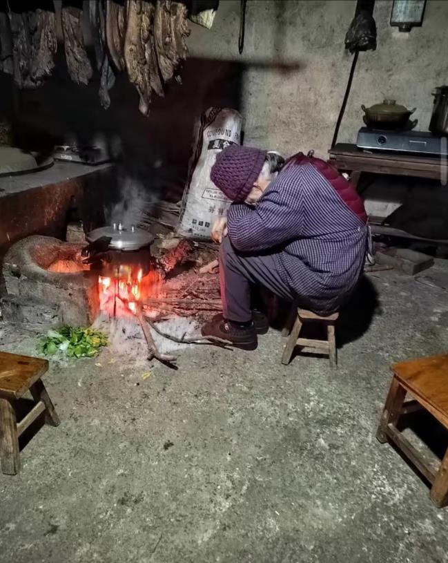 奶奶在忙着准备等儿孙们回来