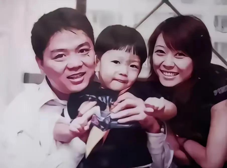 她是陪刘强东过了苦日子的女人，
还为他生了可爱的儿子！
不知为何两人却走散了？