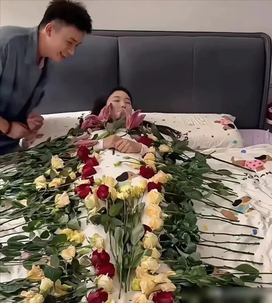 河南洛阳，一对年轻夫妻因琐事争吵，妻子生气不做饭直接入睡。丈夫散心后意识到自己的