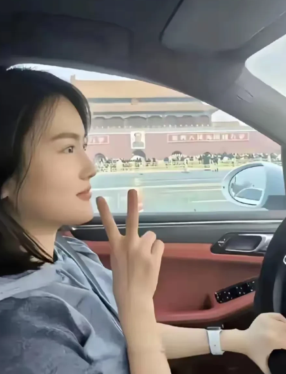 奥运女神陈若琳，也是中国最成功的女人之一，开着她的心爱的保时捷玛卡，路过天安门旁