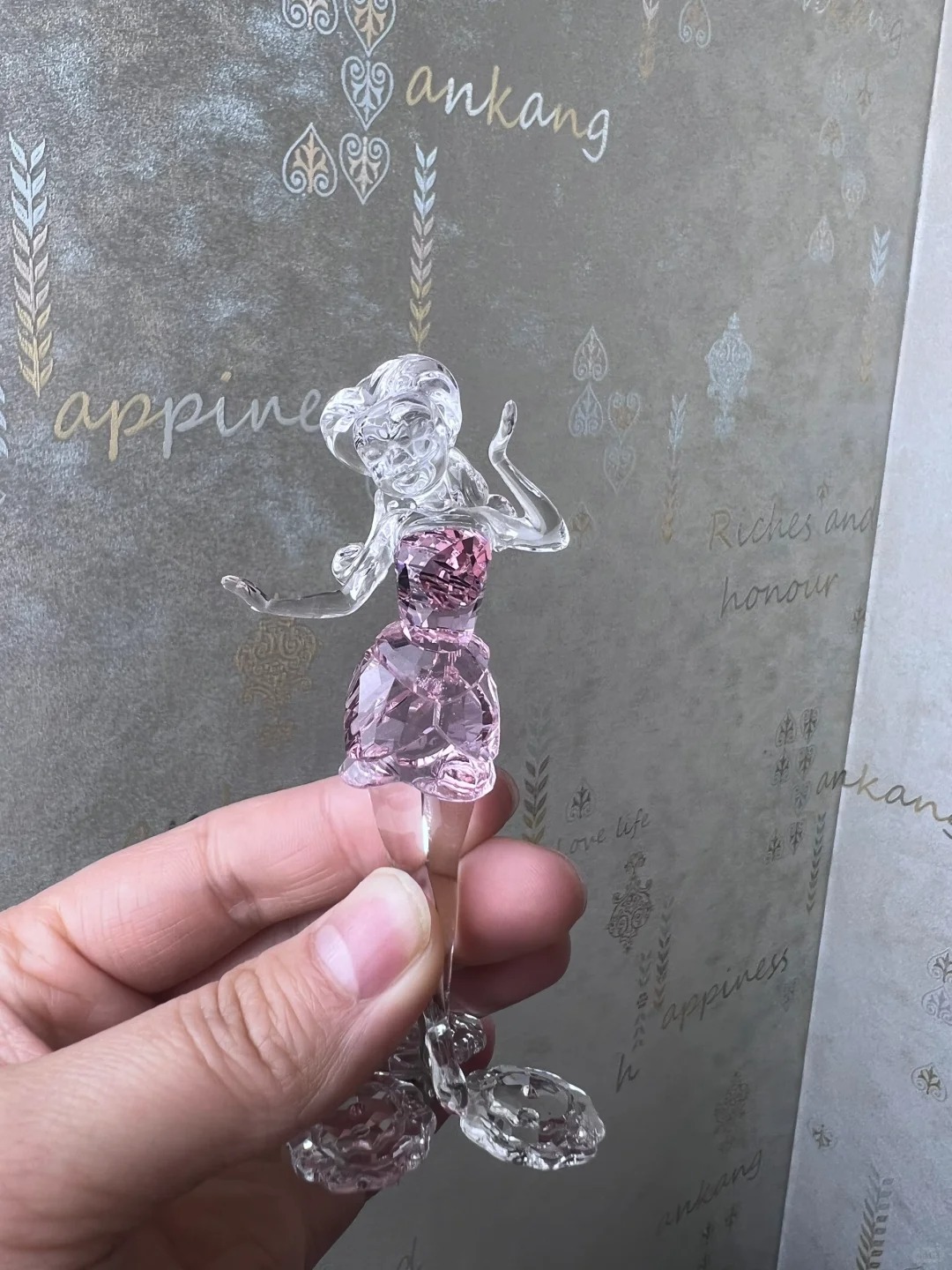 九年前买的施华洛世奇水晶摆件，竟然是？？？
当初觉得这个小天使好漂亮！店里灯光一