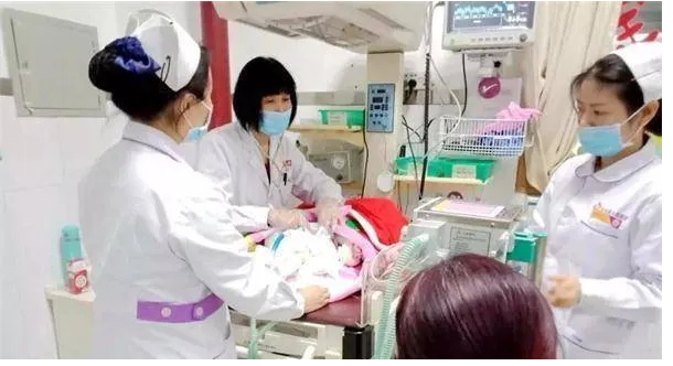 合肥一殡仪馆，医院送来一具婴儿遗体，火化工正要将其送进火化炉。可当他打开纸箱后，
