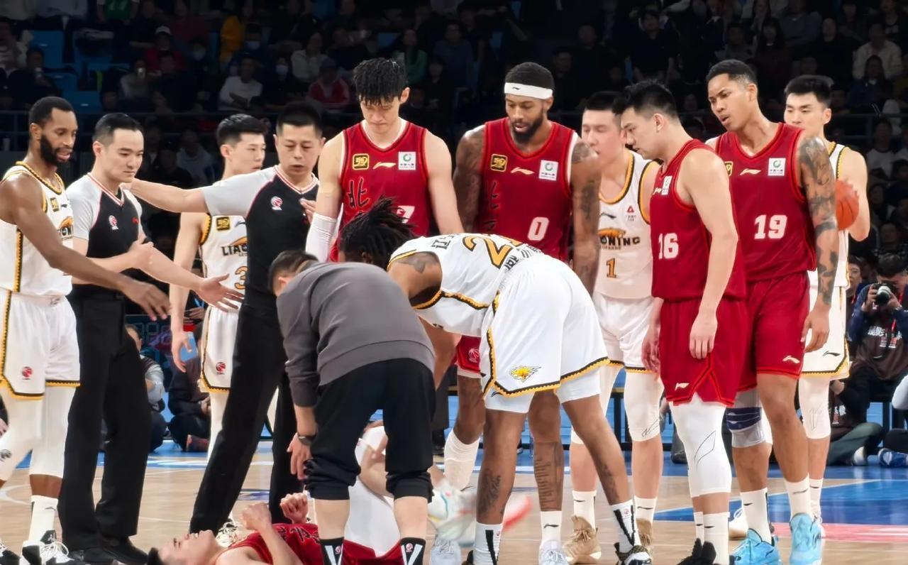 牛逼！北京105:90辽宁，3位球员表现满分
1.周琦：
作用太大了，内线威胁太