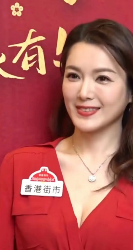 谁能想到，16年后的她，越来越有女人味，重返巅峰，站在了那熠熠生辉的舞台上