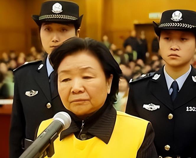 “不能接受！让30万个家庭失去希望，本被判为无期徒刑的三鹿集团董事长田文华，只因