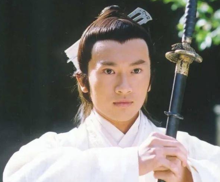 《倚天屠龙记》张无忌能当上主角很不容易，金庸一连写死了3个主角才轮到他。
最开始
