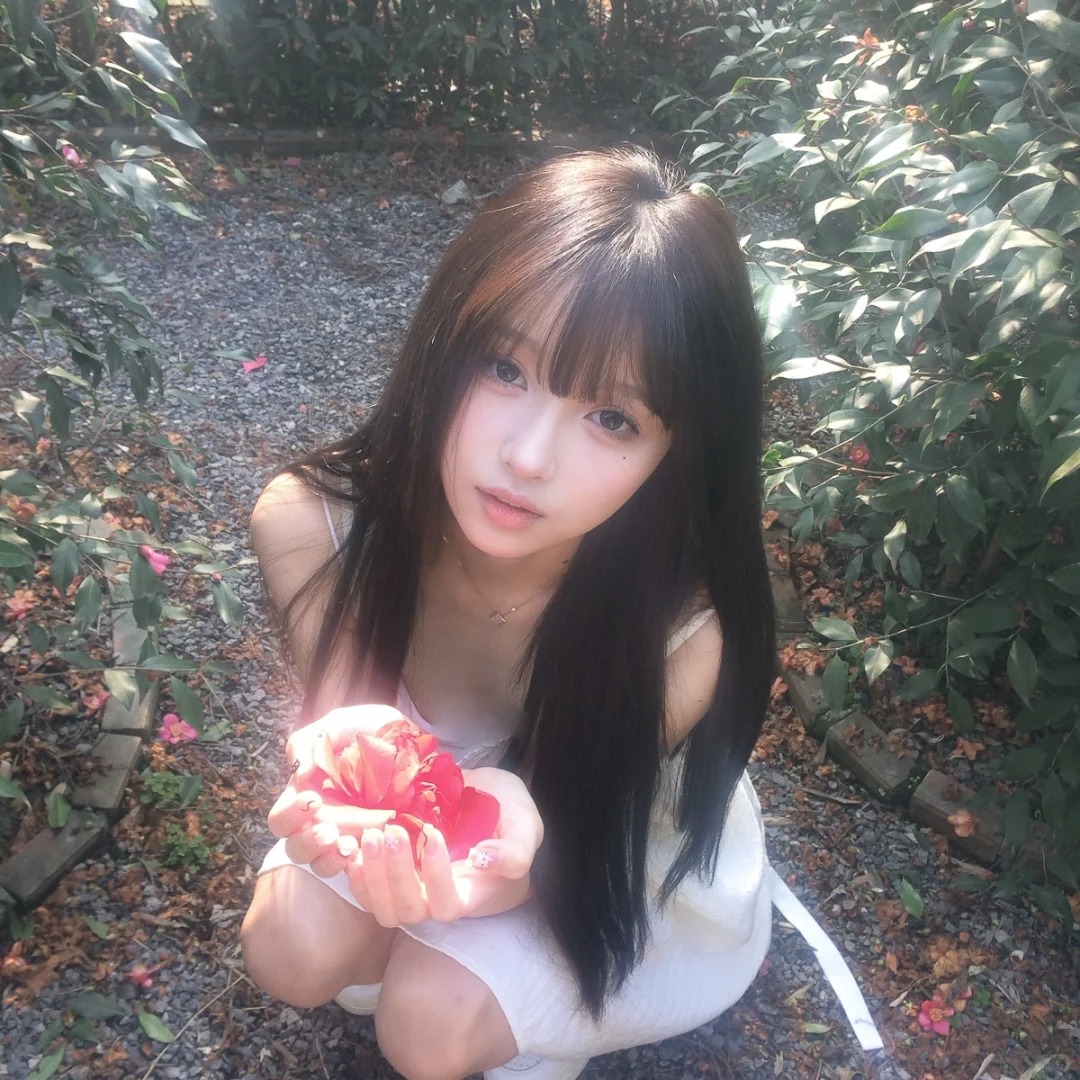 “我的神明大人🌺”
山茶花也被我拍到了！真的好大一朵好漂亮！一秒回到溺水小刀谁