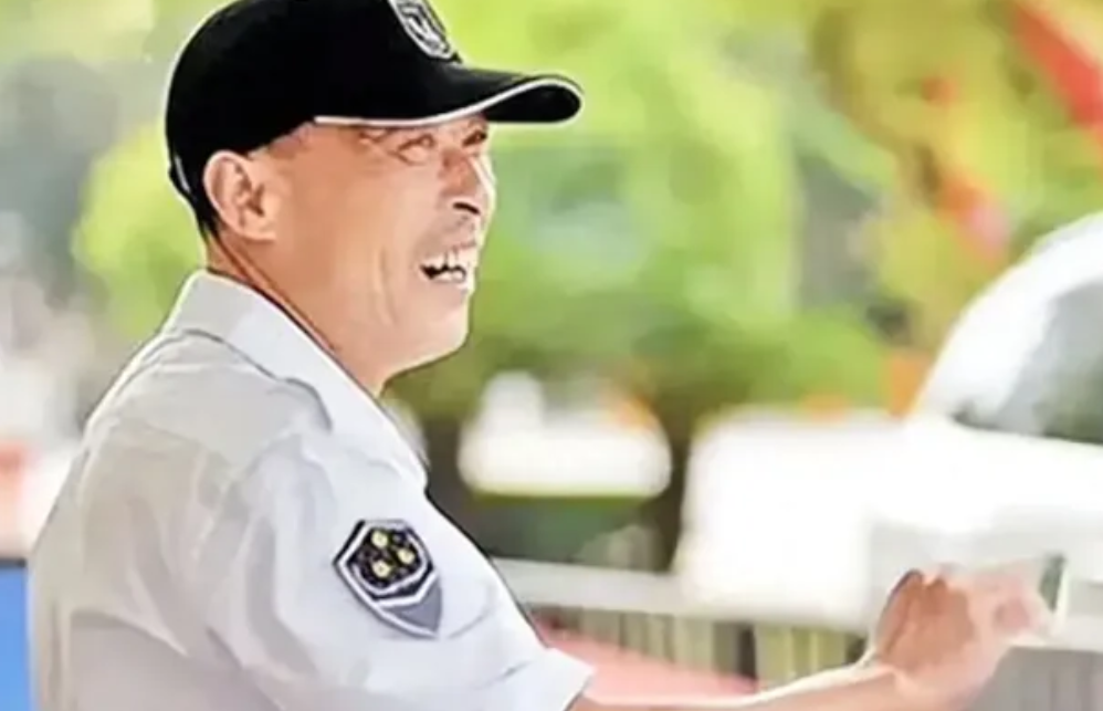 2018年，南昌一保安因工作时间喝酒，被物业辞退。谁知，竟引发千人一致反对，强烈