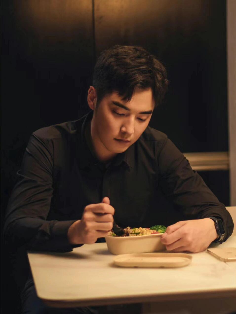 金世佳的表演风格独特而多变