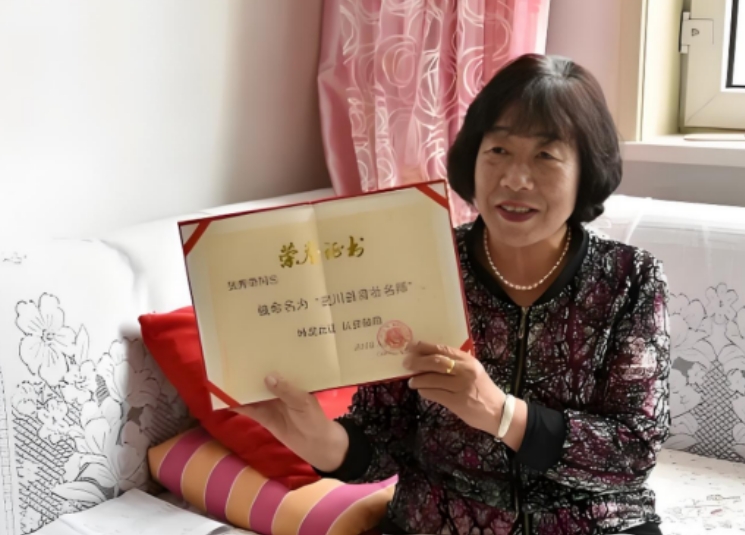 1981年，内蒙1男生考上大学，向女老师报喜，女老师高兴的从兜里掏出20块钱，塞