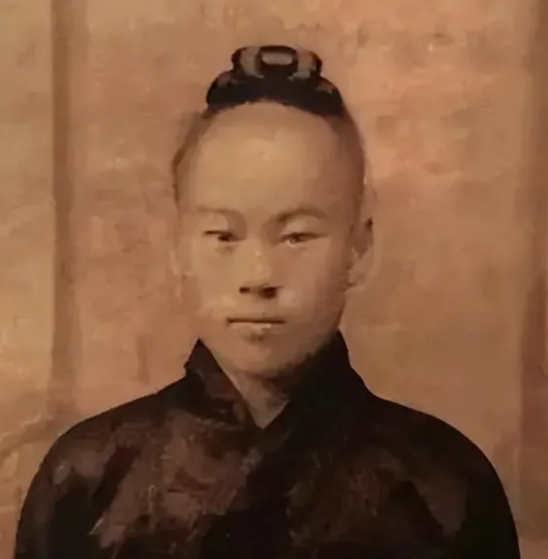 1938年，道士毕云路过日军哨卡，因没有向日军鞠躬，当场被打了个半死，他大怒，伤