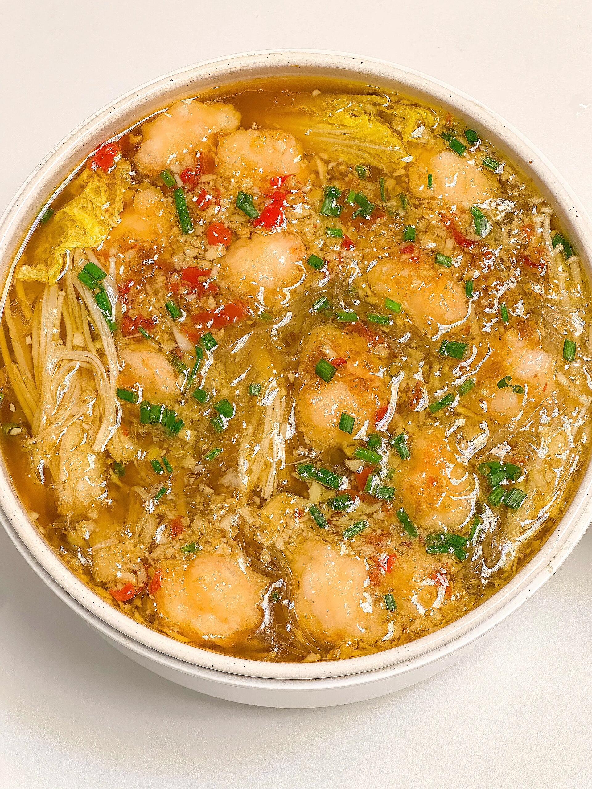 全家人都爱吃的蒜蓉粉丝虾滑煲，好吃到流泪