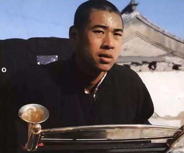 骆驼祥子到死都觉得自己不够努力
祥子生性刻苦耐劳，从未奢望过不劳而获的生活。尽管