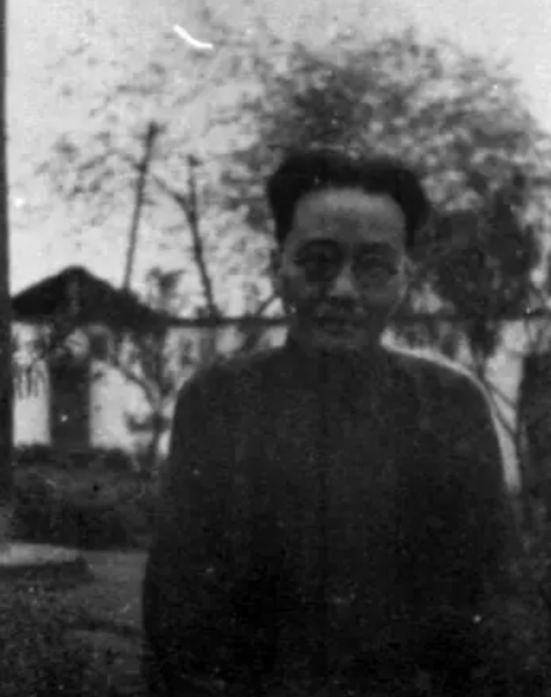 1941年，周养浩息烽监狱长把一女囚叫到办公室里，嬉皮笑脸着一边解衣服扣子，一边