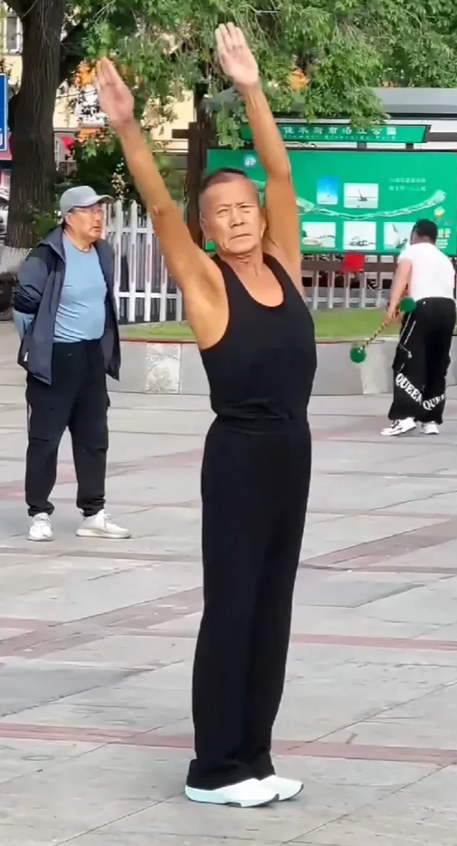 有人说，夹包哥被捅死后，下一个目标就是他了，因为有太多人看他不顺眼了，但他正气凛