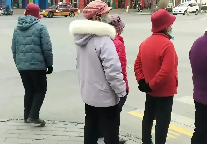 今天出去逛街，发现个很有意思的事儿！我发现不管是在街边还是公园里，好多大妈都戴着