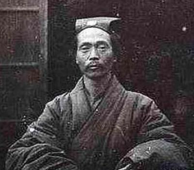 1934年，刘湘召集川军将领开会，强迫他们给军师刘从云下跪磕头。会后，杨森气愤的