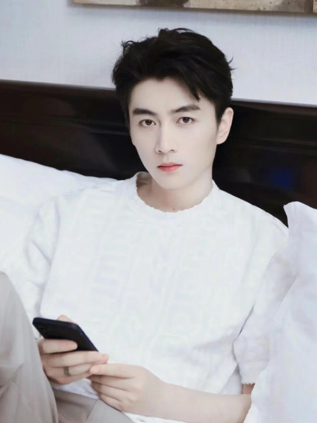 陈晓张佳宁深夜聚首，同窗情谊历久弥新