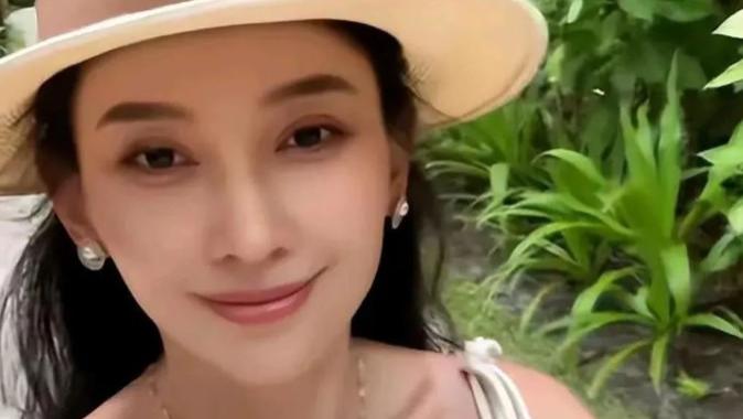 34岁森林北新疆被偶遇，穿豹纹连体衣保暖又时髦，素颜出镜状态超好！