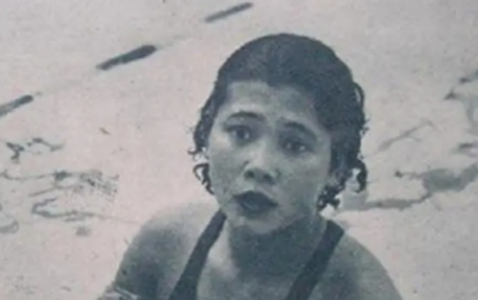 这张照片拍摄于1933年，民国时期，在南京政府举办的运动会上，女子游泳队冠军得主