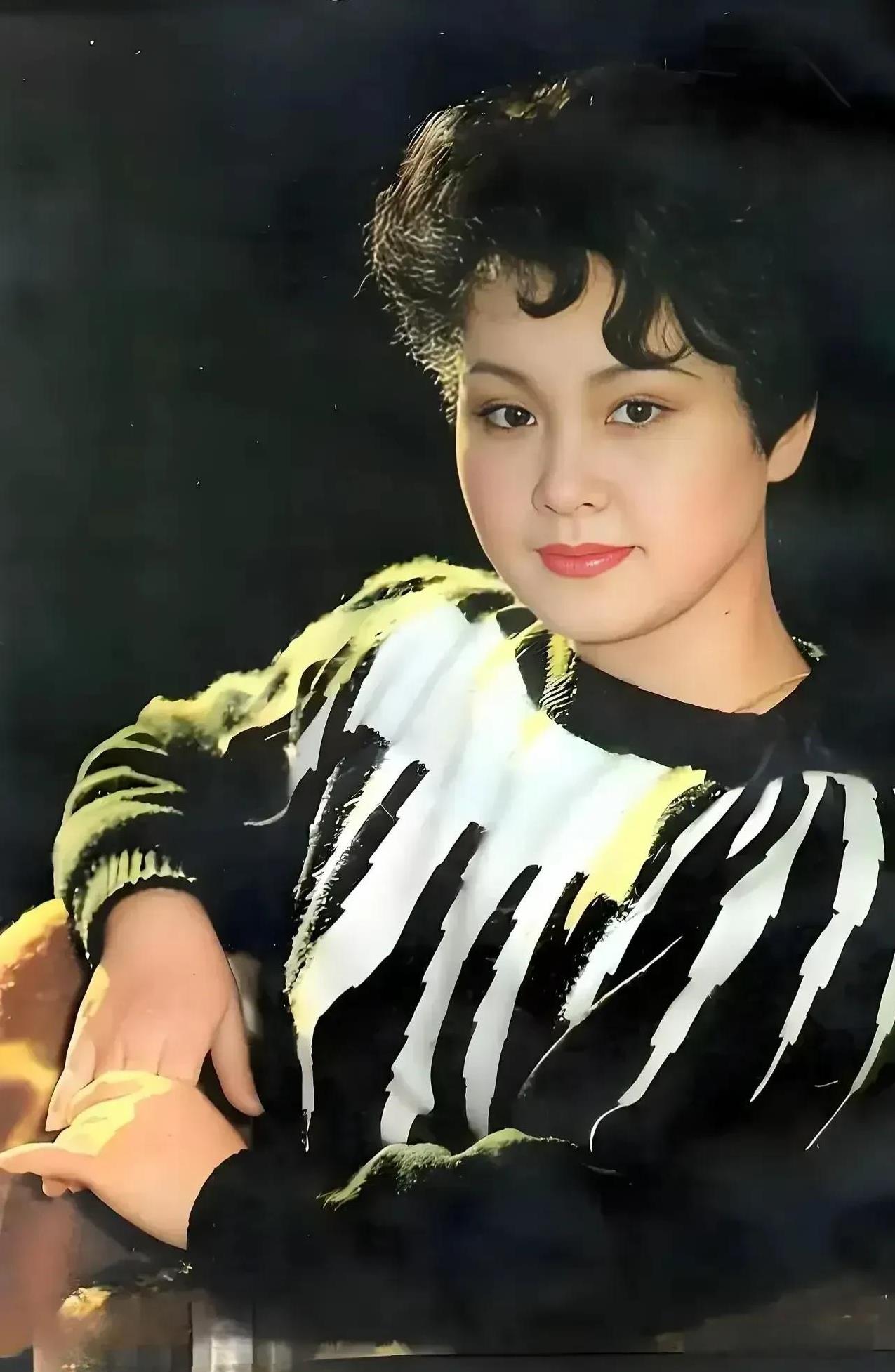 这位胖乎乎的美女很漂亮吧，现在的她已经成为一位耄耋老人了。
每年春节晚会结束的时