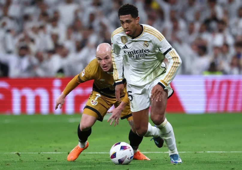 免签球员然后给球员高额的签字费，试想如果一家上市大公司要挖你，一来就给你一套房一