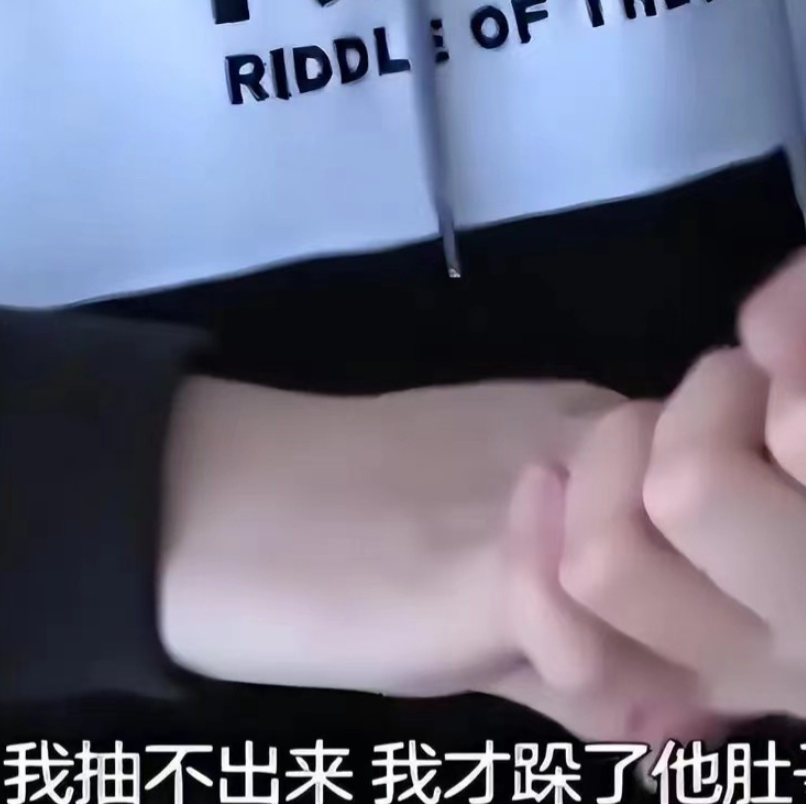 福建福州，男子深夜听到呼救声，发现一名男子对女孩施暴，女孩的脸色都发紫了，男子一