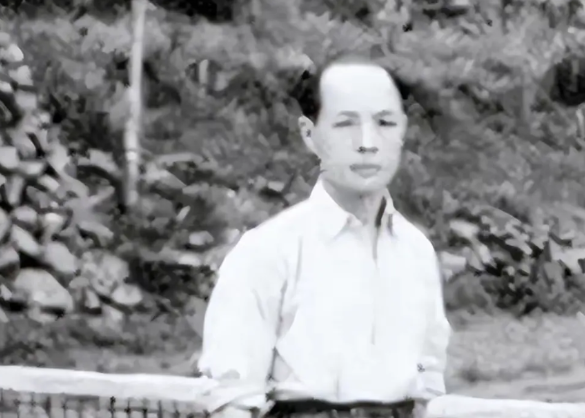 1962年看守张学良25年的特务队长刘乙光要被调走了，得知这个消息，50岁的赵一