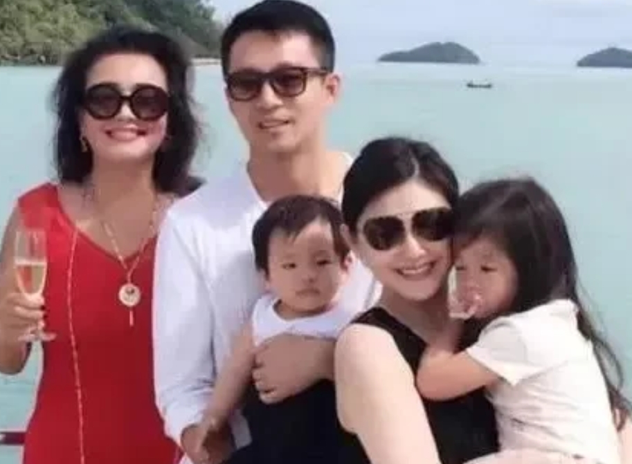 建议汪小菲一家五口人，
住同一个小区，分住3套房子。
小菲、小梅同住一套，
张兰