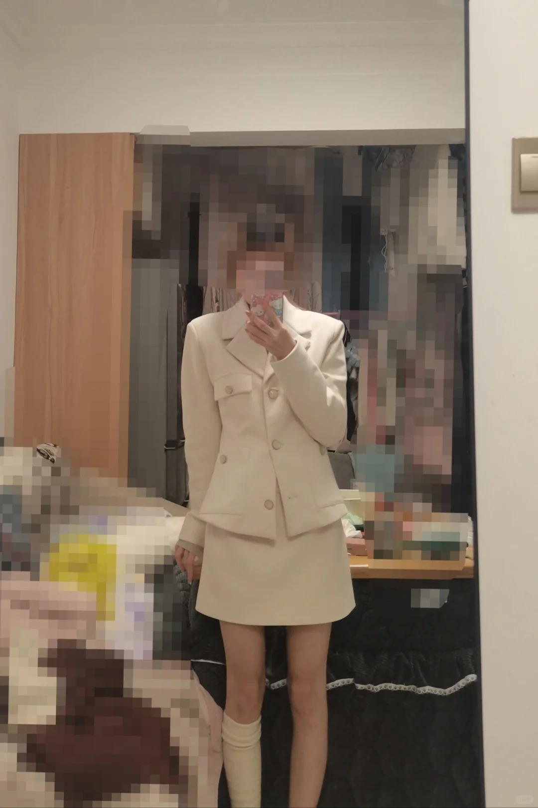 求助贴！！穿什么鞋子好
家里鞋子试遍了，没有合适的，感觉拖鞋顺眼点，这套到底该怎